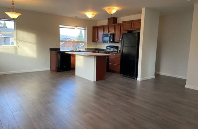 Spacious 1 bedroom 1 bath duplex in Hood River