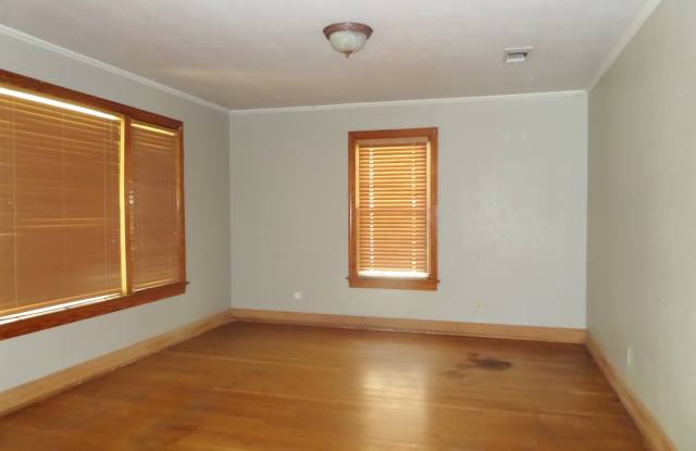 Photo of 3 BR house with fenced yard walking distance to LSU $1100/mo!!!