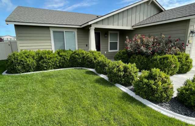 Beautiful Three Bedroom Two Bath in Kennewick