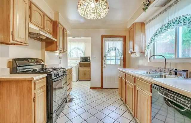 Large 3 Bed, 1 Bath - Central Air, Washer/Dryer