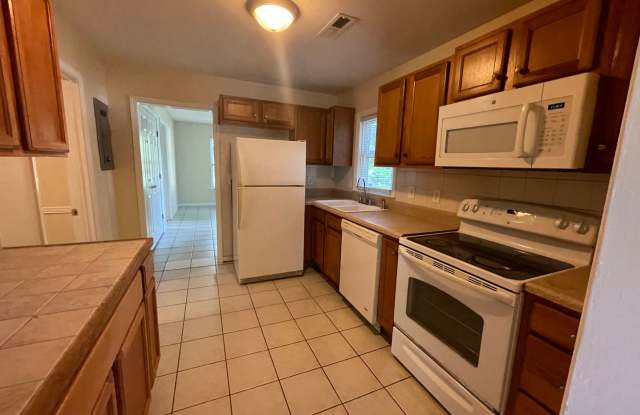 Adorable 4 Bedroom in Garden Homes off Battleground