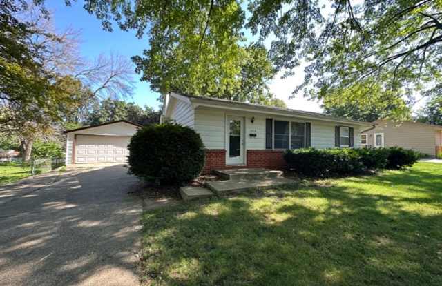 ESTABLISHED NEIGHBORHOOD!!  4 Bedroom, 2 Bath Home in Ankeny
