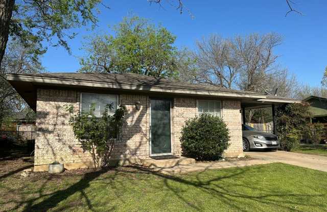 Charming 3BR Home with Large Yard & Easy I-35 Access Near Denton