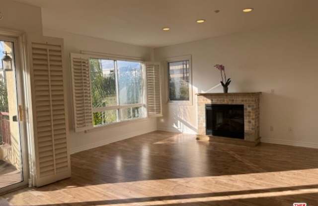 Photo of 320 S Willaman Dr unit: 401