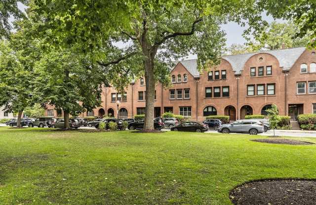 858 W Chalmers Place