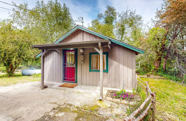 Adorable West County One Bedroom Cottage - 9717 Occidental Road, Sonoma County, CA 95472