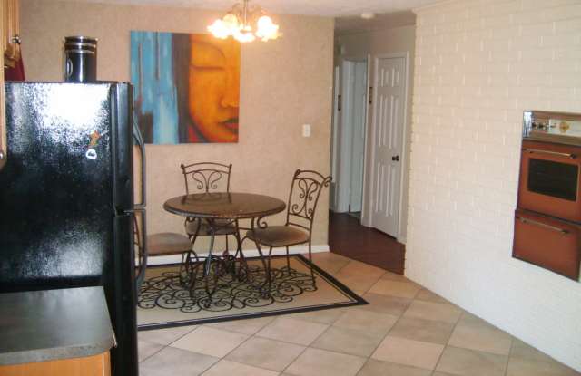 Available Fall 2026! 3 Bed/2 Bath House Right off of NW 34th St. Close to UF