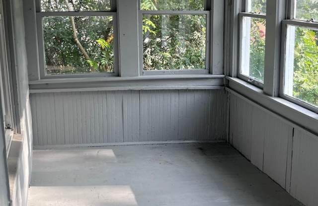 Charming Colonial in the Heart of Akron!