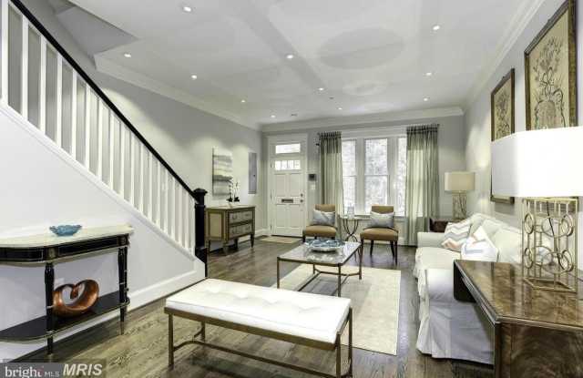 3530 WHITEHAVEN PKWY NW