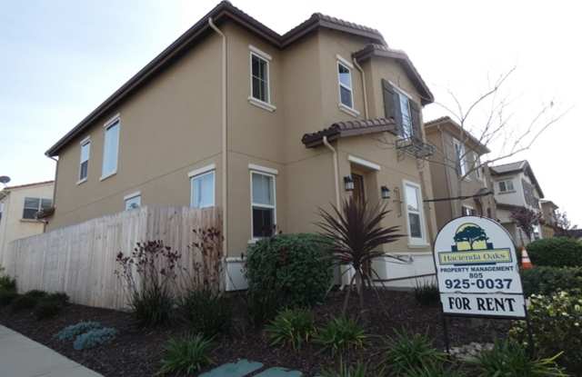 Like New 3 Bedroom Home! Near shops and restaurants!