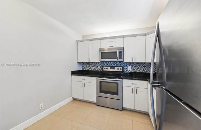 2613 N Carambola Cir N