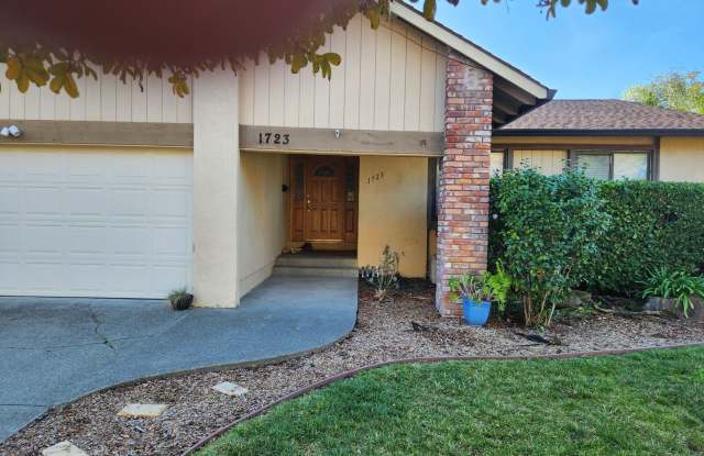 Photo of Great Santa Rosa Neighborhood 4 Bedroom, 2 Bathrooms w/Pool