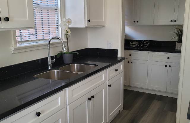 Photo of 6133 S Victoria Ave