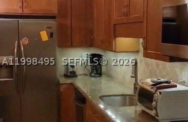 900 NE 18th Ave