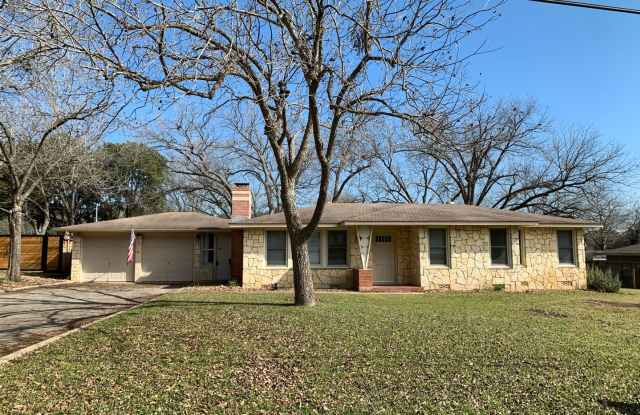 Photo of Walk to Landa Park / Fridge Included / Large Backyard / Luxury Vinyl Plank/ No Carpet /NBISD BISD
