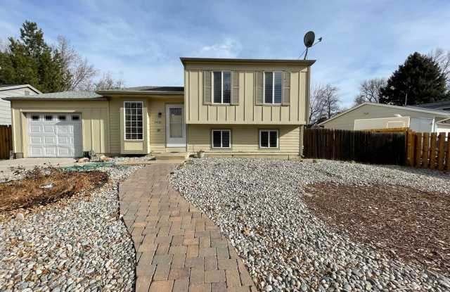 Photo of Cozy home 4 bedroom, 2 bath Longmont home! Ready for Move in!