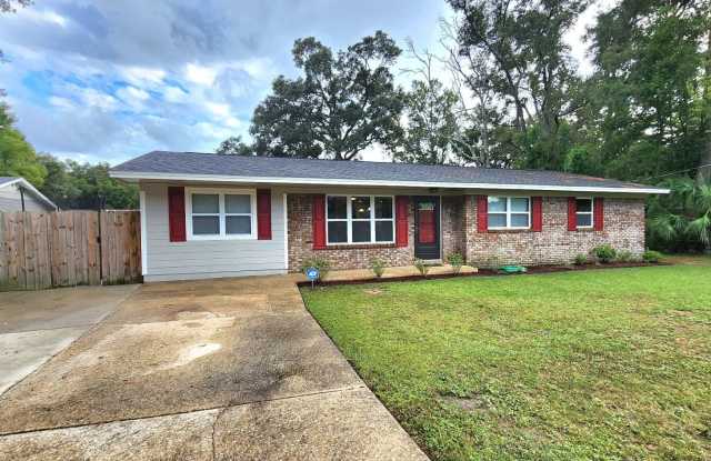 4 Bedroom Home with Large Family Room, Huge Fenced Yard, Workshop & Pool