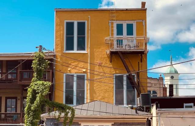 809 CAROLINE STREET