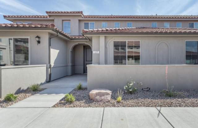 Ivory Town Home in Escondido Community!