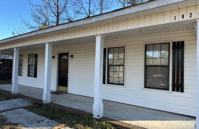 Cute 3 bedroom, 2 bathroom Ranch is waiting for you!