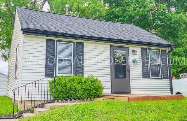 Cozy 2-Bedroom Home Near Downtown Des Moines & Gray’s Lake