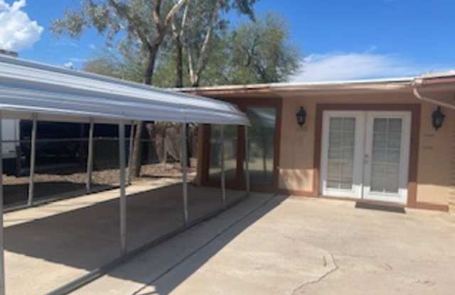 Beautiful spacious house in super location within walking distance and right across from the Reid Park  Zoo