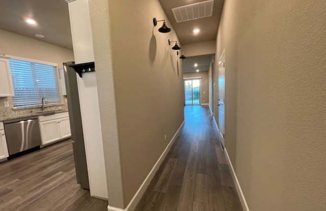 Stunning 3 Bedroom Home in Roseville near Rex Fortune Elementary and John Byouk Park!