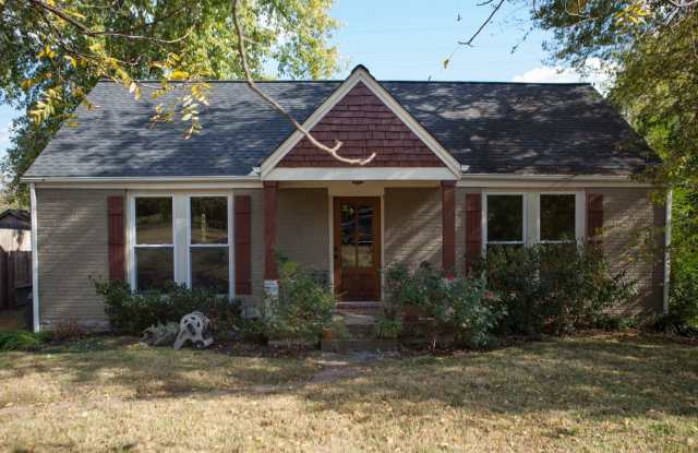2 Bed/ 1 Bath Cottage in East Nashville, Walking Distance to Riverside Village, Fenced Yard