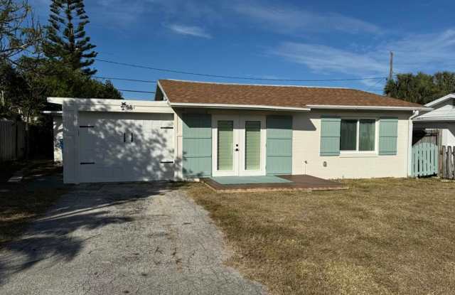 Remodeled 2/1 Beachside Bungalow