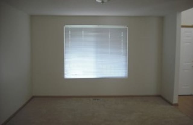 Huge deck, triple car garage/RV parking, storage