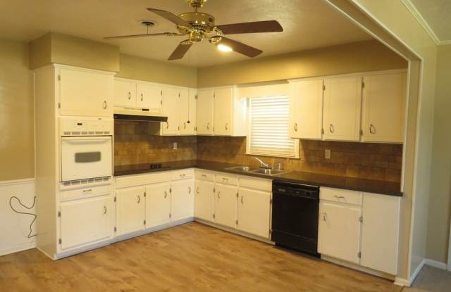 1025 E Crockett Drive