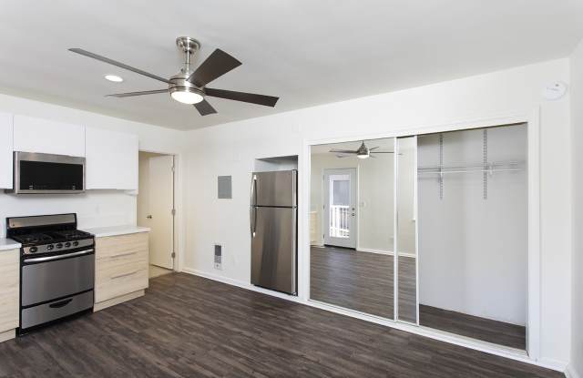 *OPEN HOUSE: 11/9 3-4PM* La Jolla Village Studio with Onsite Laundry