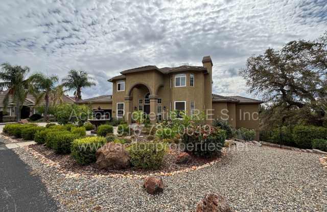 Gorgeous Villa - 3 Bed, 2.5 Bath - Beautiful Views - Highly Desirable Neighborhood!