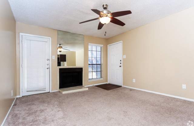 Crossings at Irving Apartments