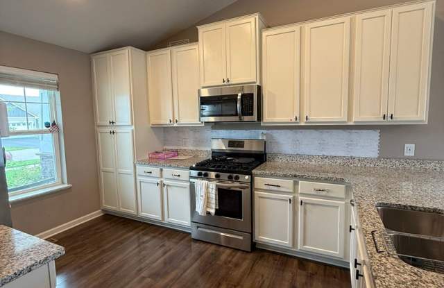 Spacious 4 BD | 2 BA Home with Finished Lower Walkout | 3‑Car Garage | Woodbury