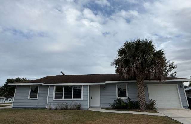 3/2/1 with screened in patio/pool