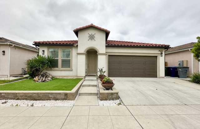 New to the Market 3 Bedroom 2 Bathroom Single Family Home with SOLAR in CLOVIS UNIFIED SCHOOL DISTRICT - 6097 East Homan Avenue, Fresno, CA 93727