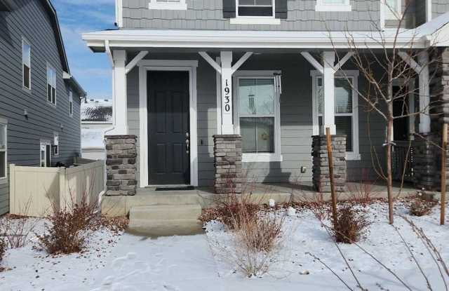 3Bd/2.5Ba Spring Creek Townhome- Close to I-25 and has A/C!!!