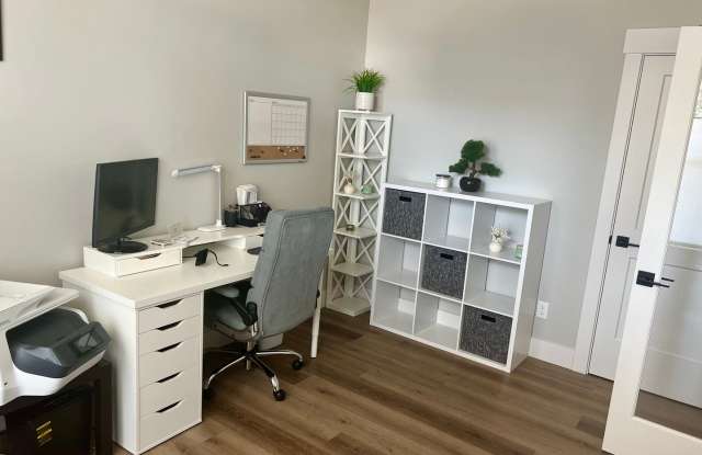 GORGEOUS CUSTOMIZED HOME - ALL THE DETAILS HERE!! 4bd/2.5ba + Bonus Rooms Excellent Location!!