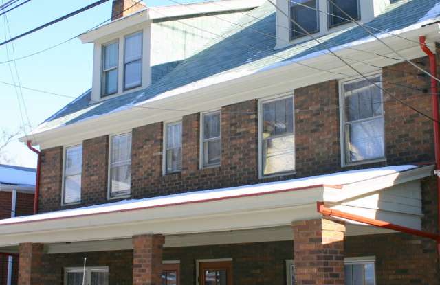 Charming Townhouse in a Beautiful Neighborhood