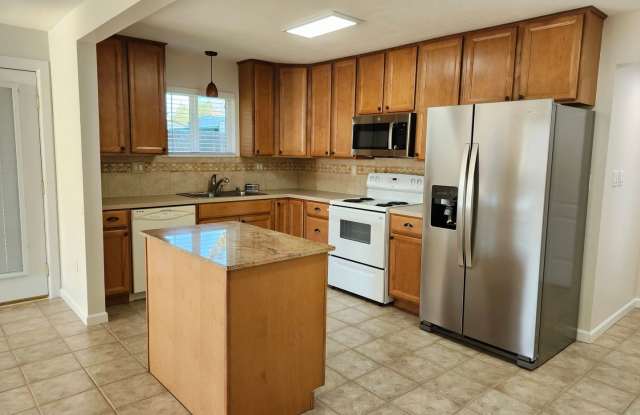 3 Bedroom Duplex within walking distance to Columbia River!