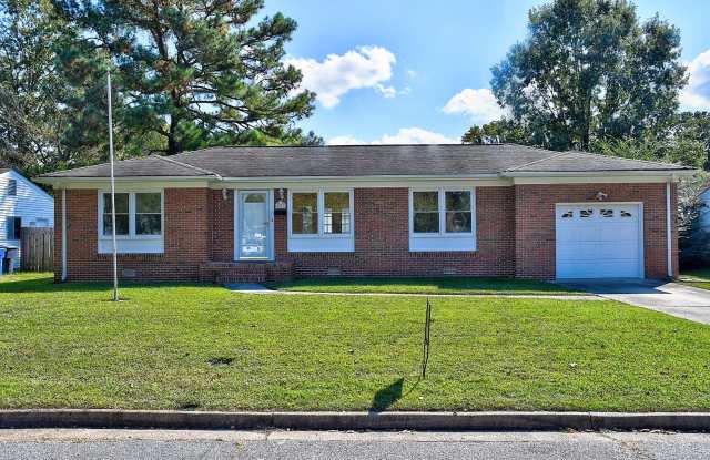 3 BDRM / 2.5 BATH with FENCED BACKYARD - WINDSOR WOODS!
