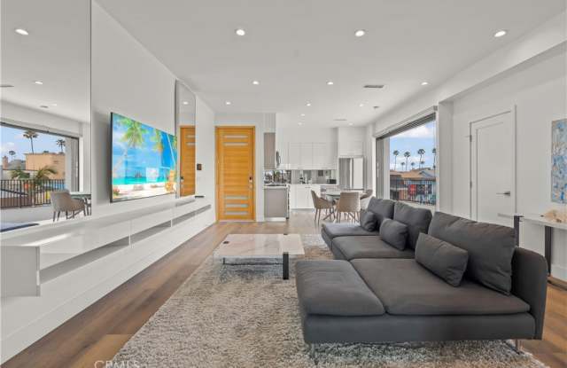 804 E Balboa Boulevard