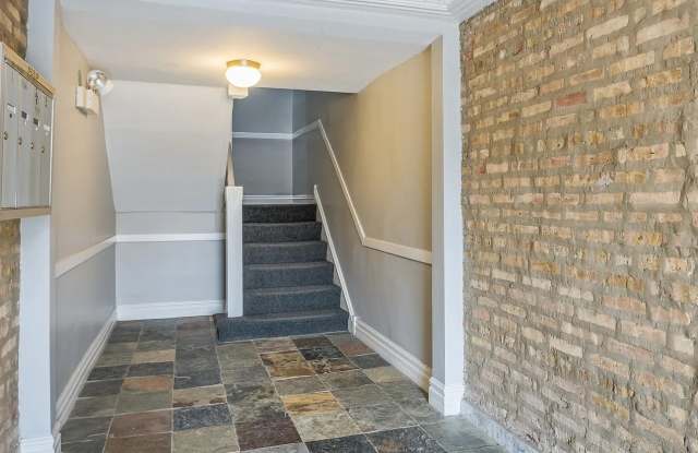 3221 N California Ave Apt 2