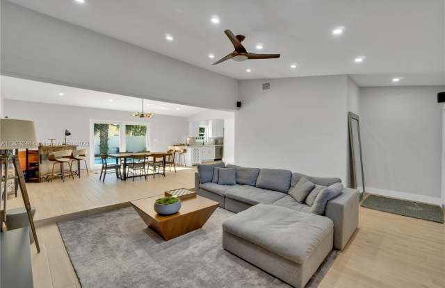 1054 W Camino Real