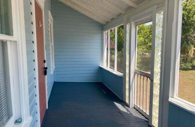 136 S Peninsula Drive