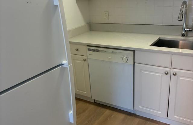 Nicely updated 2 bed unit near the Green Line in Brighton