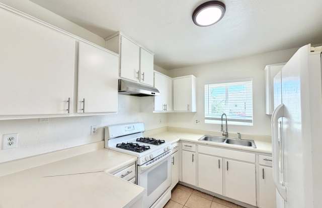 AVAILABLE NOW!! 2 Bedroom 1 Bathroom Apartment in Cathedral City!