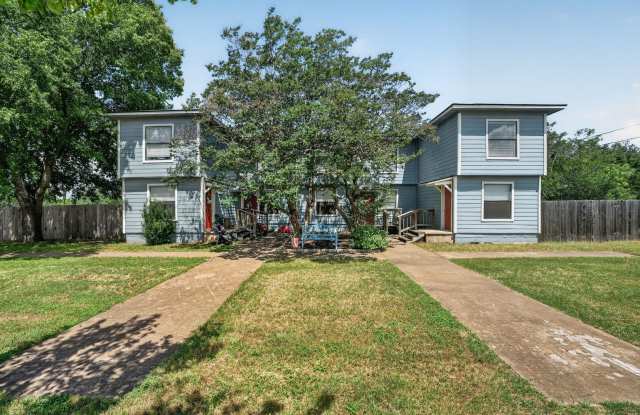 2 Weeks Free! Spacious 4BR Townhome with Fenced Yard in Lago Vista