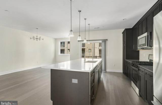 Photo of 906 LAKEVIEW Court unit: 31 Upper